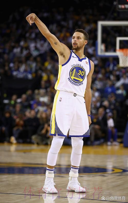 库里送出精彩口袋传球格林上篮命中，勇士次节领先老鹰8分
